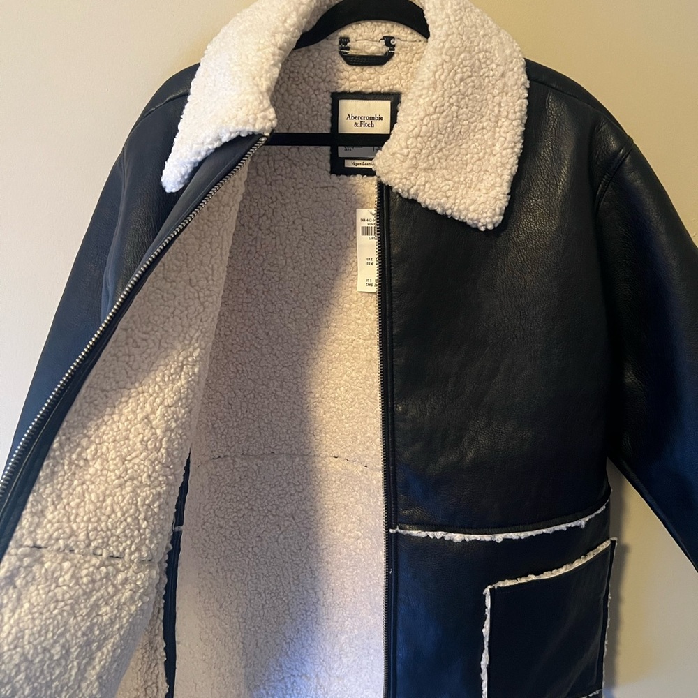 Abercrombie & Fitch Black Teddy Jacket with Cream Accents - Picture 3 of 10